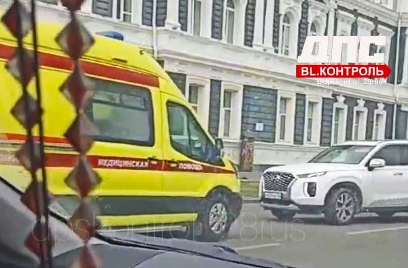 Работает «скорая»: около благовещенской мэрии сбит ребенок