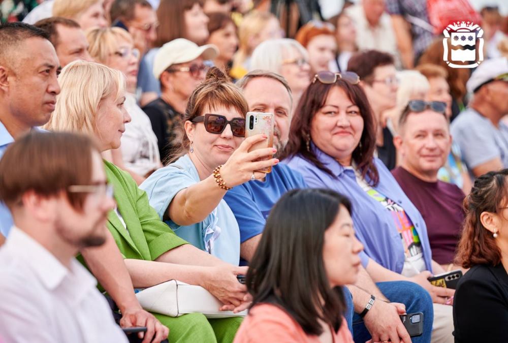 Громкое открытие: на набережной Амура выступил хор Пятницкого