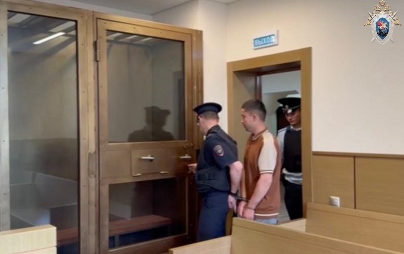 Суд в Москве арестовал мигранта, потушившего свечи в церкви