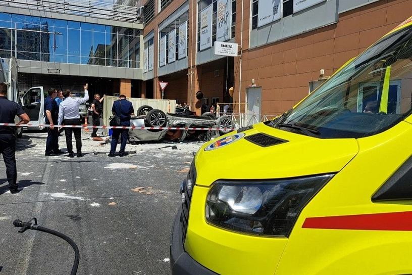 В Краснодаре три человека погибли при падении автомобиля с третьего этажа парковки