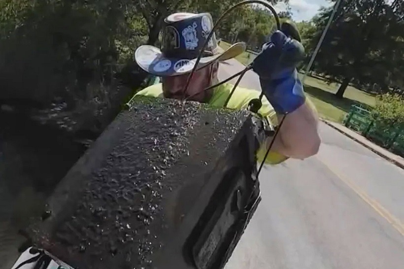 Пара из Нью-Йорка выловила сейф со 100 тысячами долларов с помощью магнита