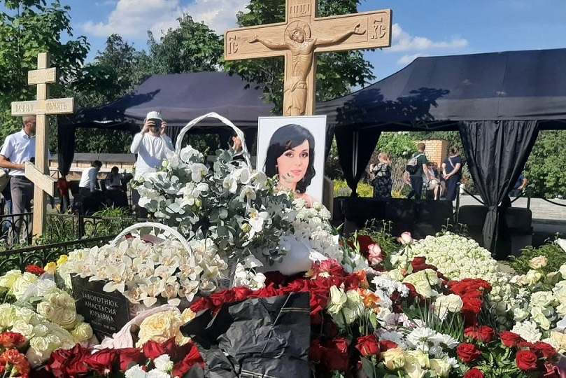 Анастасию Заворотнюк похоронили на Троекуровском кладбище