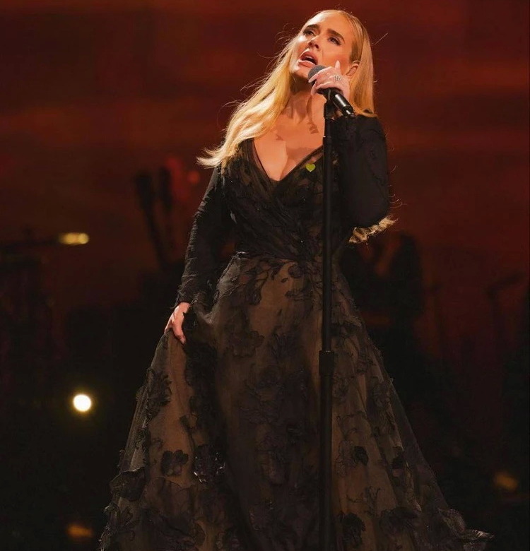 Певица Адель выступила в Лас-Вегасе в платье от модного дома Валентина Юдашкина
