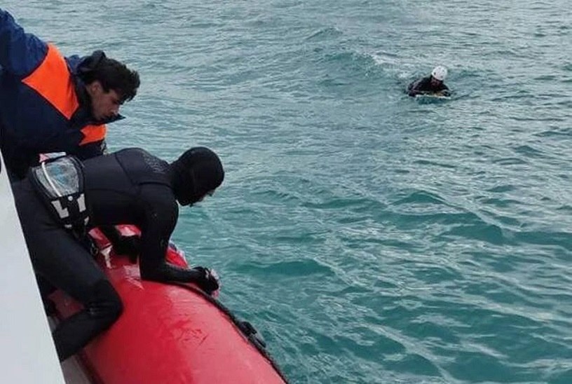 В Сочи спасатели нашли тело девушки, которую унесло в море во время шторма