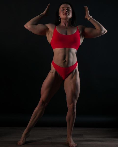 Дочь Марии Шукшиной показала атлетическую фигуру после занятий бодибилдингом