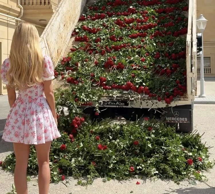 Блогера Гусейна Гасанова раскритиковали из-за подаренных возлюбленной 10 тысяч роз