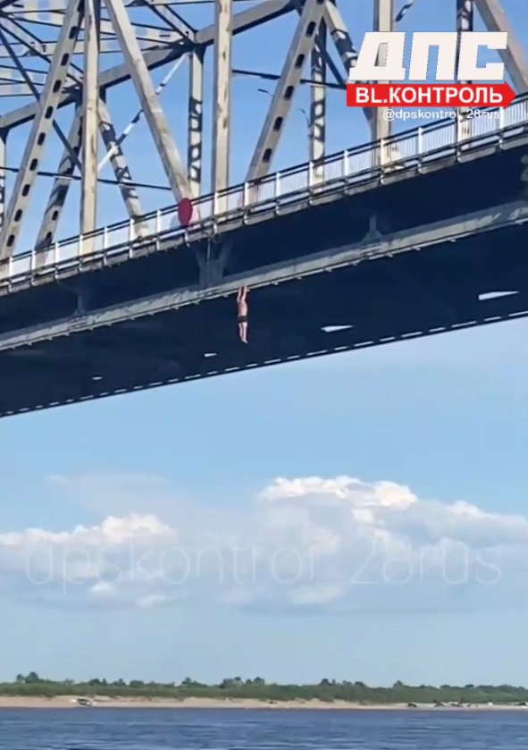 Очевидцы: с Зейского моста спрыгнул мужчина
