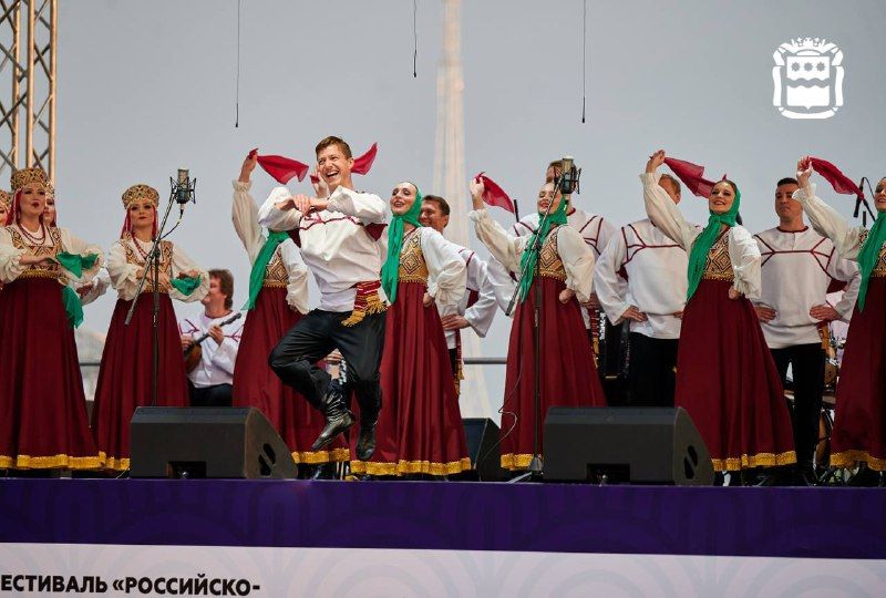 Громкое открытие: на набережной Амура выступил хор Пятницкого