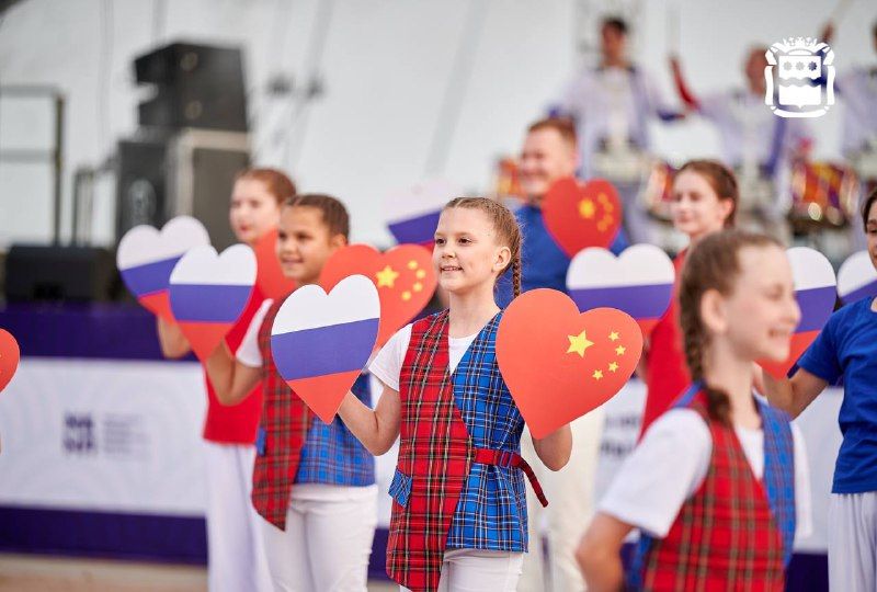 Громкое открытие: на набережной Амура выступил хор Пятницкого