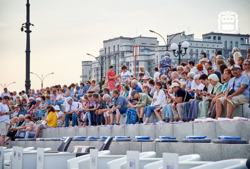 Громкое открытие: на набережной Амура выступил хор Пятницкого