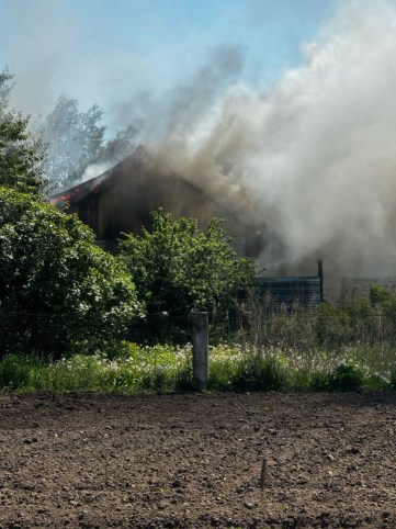 В Свободном открытым пламенем горело жилое подворье