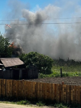 В Свободном открытым пламенем горело жилое подворье