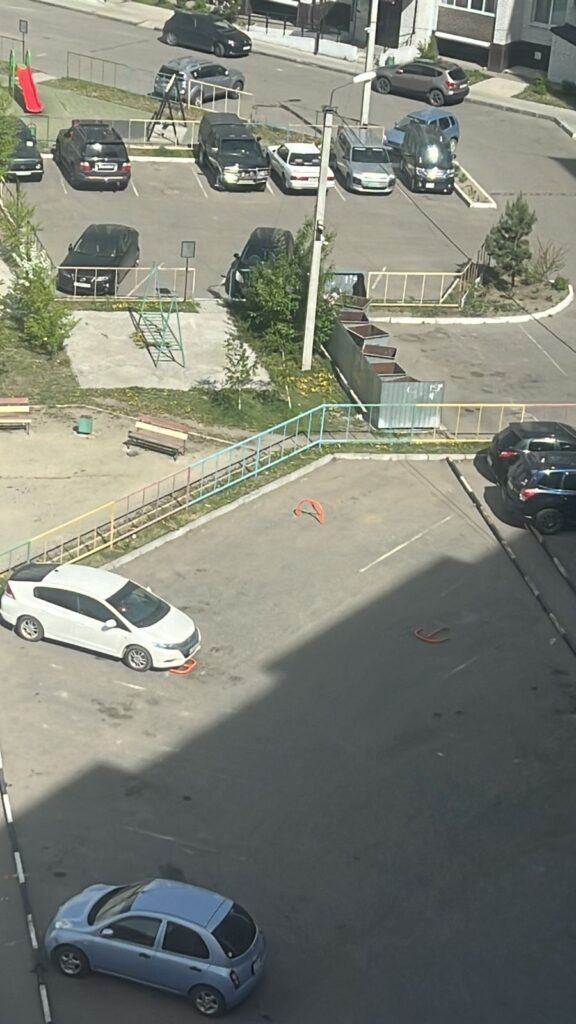 Купили себе место? Хитроумные благовещенцы блокируют барьерами парковку во дворах