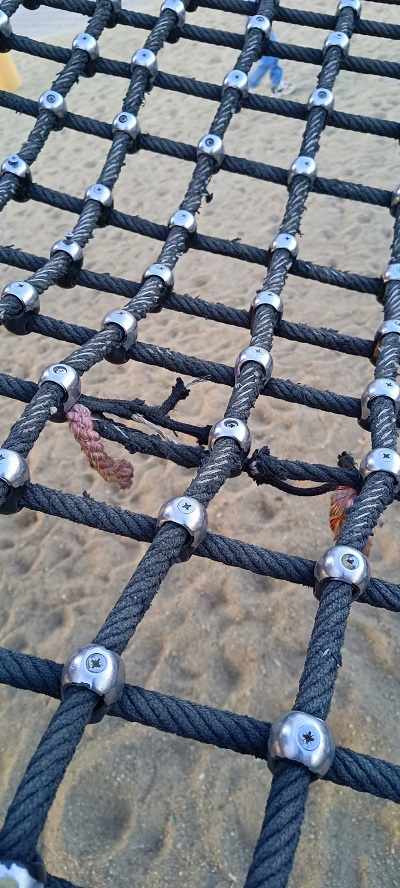 Могут провалиться дети: благовещенка просит проверить детскую площадку на набережной