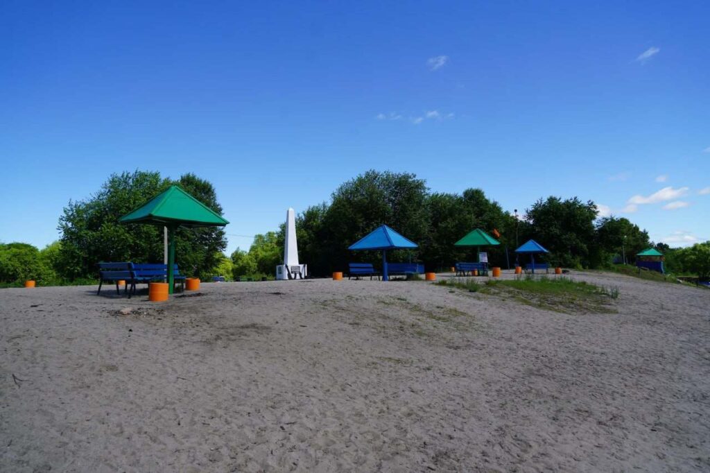 пляж не берегу Зеи, Свободный