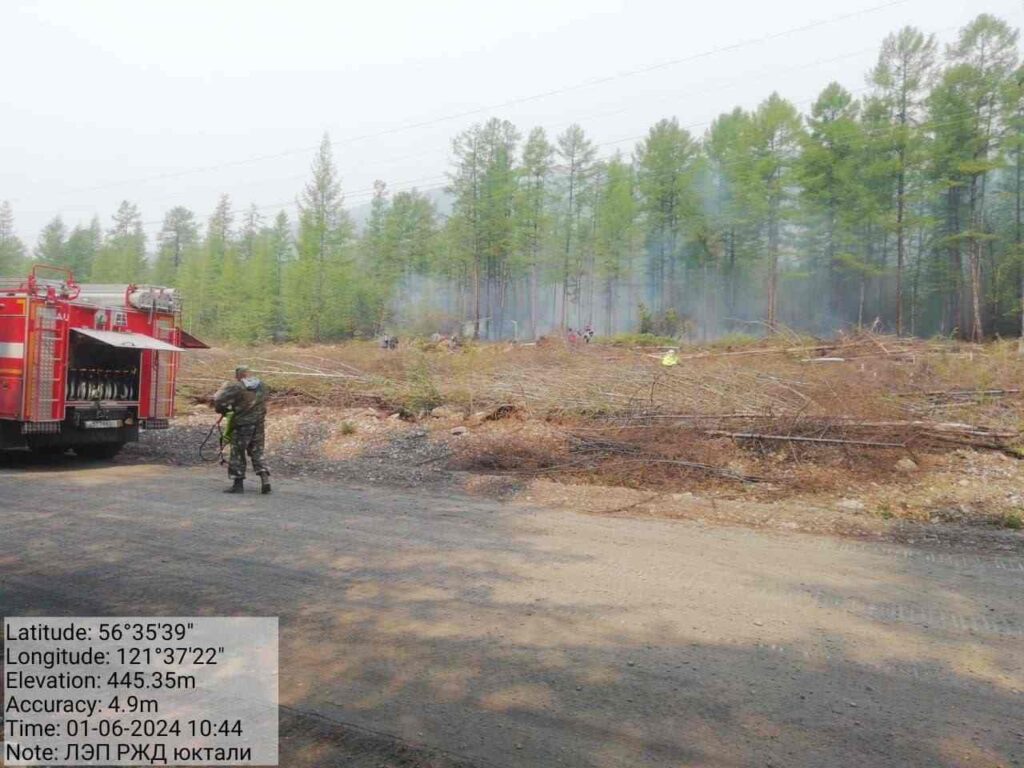 В районе амурского поселка продолжает бушевать пожар
