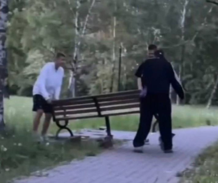 Сдержал слово: мэр Белогорска выплатил 10 000 рублей за информацию о вандалах