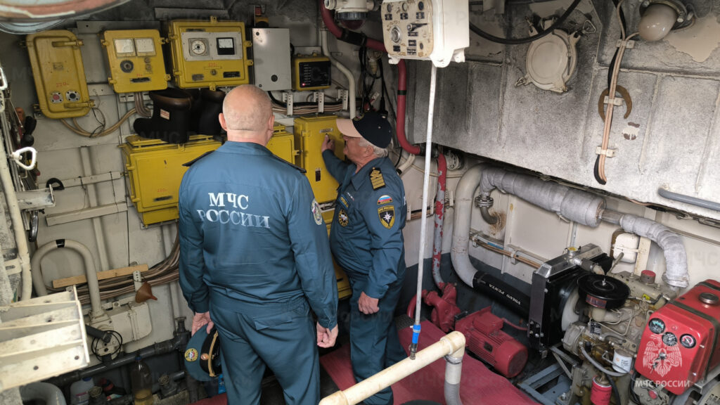 Осторожней на воде: за безопасностью отдыхающих будут следить спасатели на судах