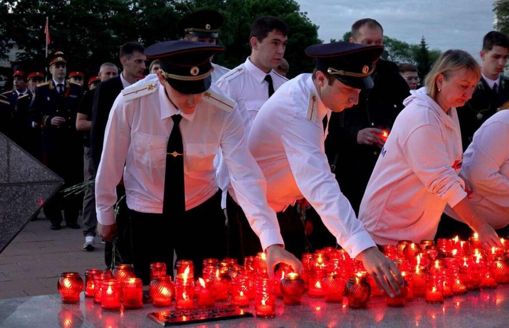 почтили память