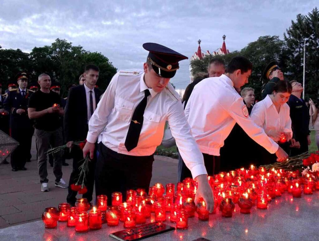 почтили память