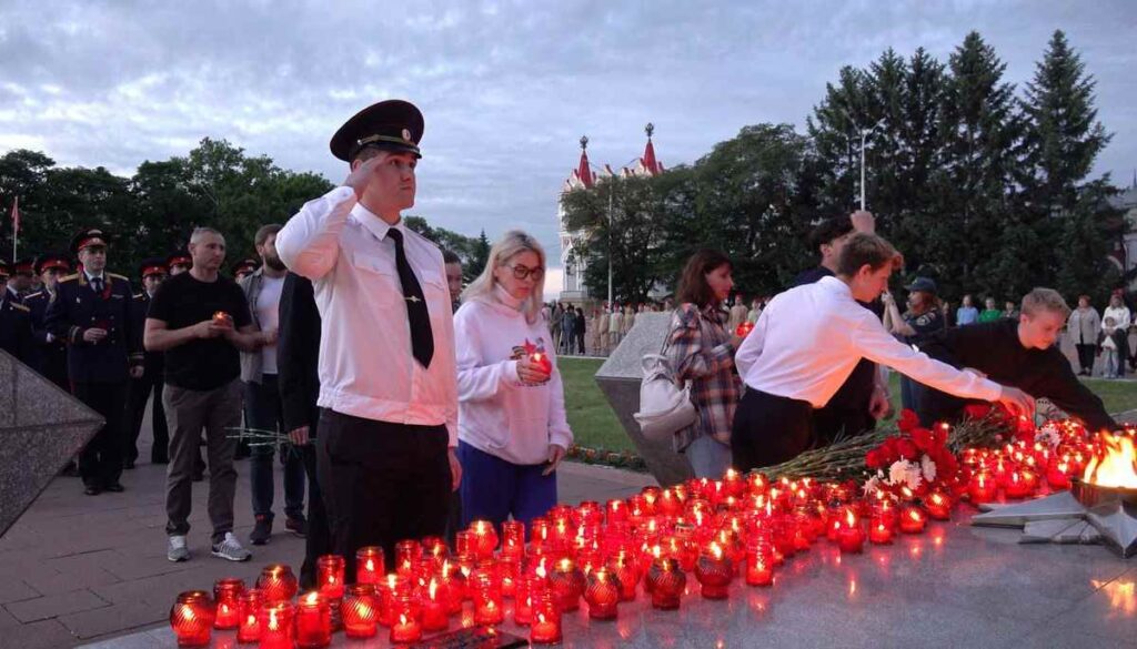 почтили память