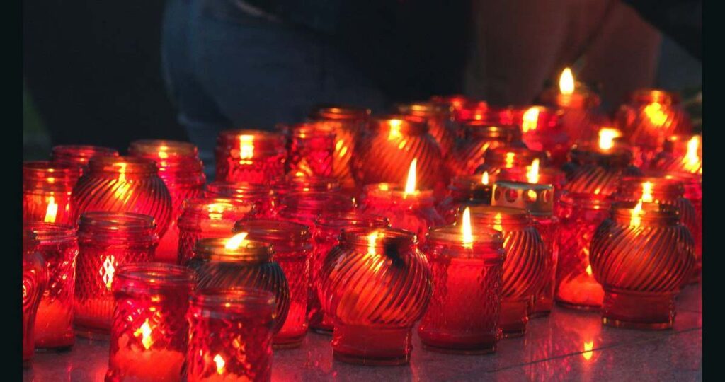 почтили память