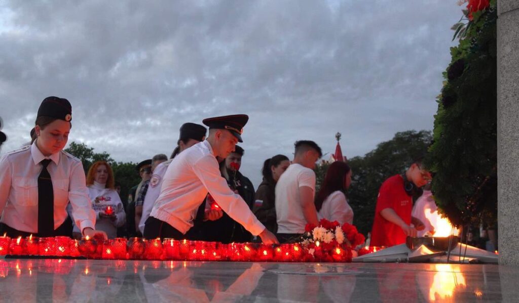 почтили память