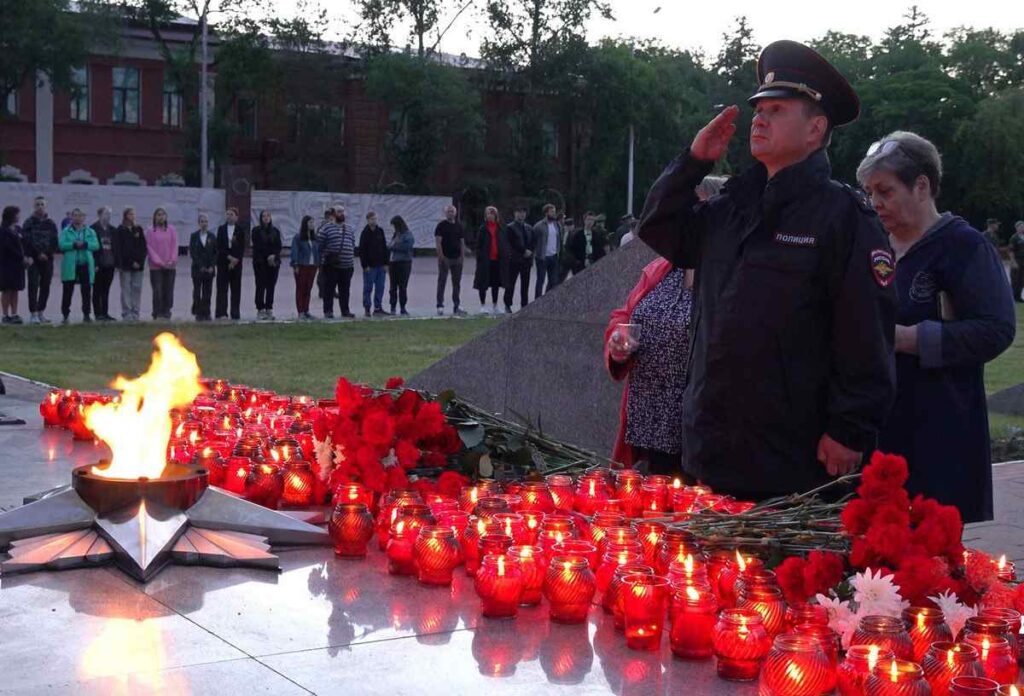 почтили память