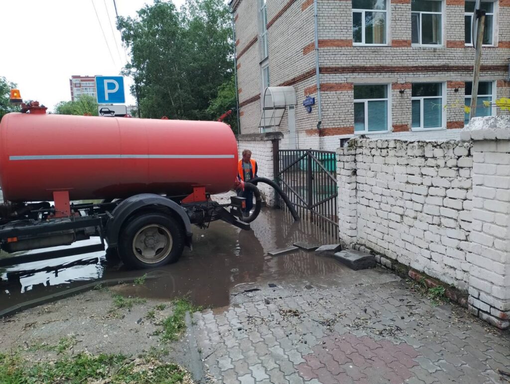 Последствия ливня: известно, где в Благовещенске в первую очередь откачают воду