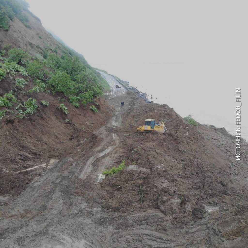 ЧС на Сахалине: мощный оползень сошел на трассу
