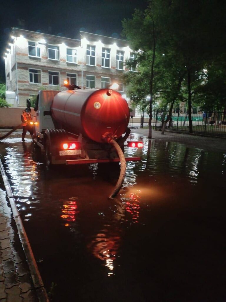 В Благовещенске борются с последствиями ливня