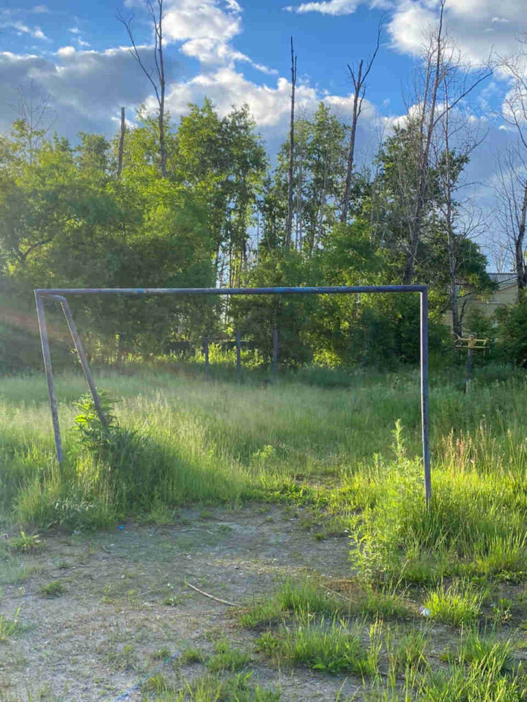 Заброшенная детская площадка