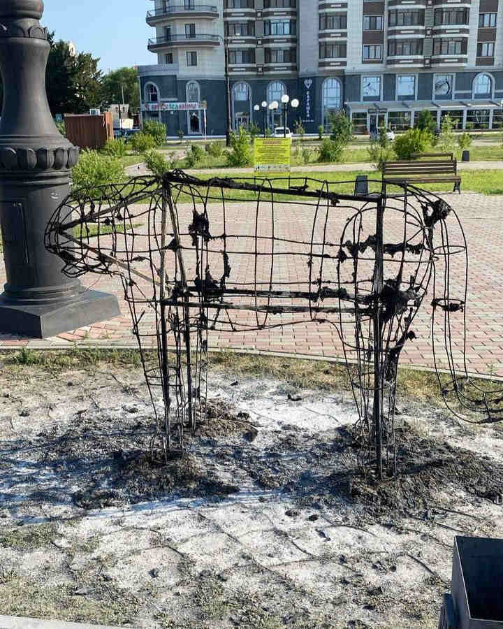 Сгоревший топиарный тигр