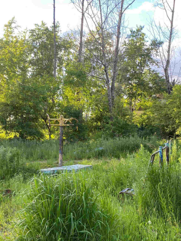 Заброшенная детская площадка