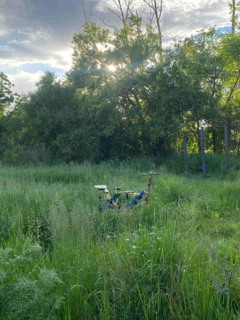 Заброшенная детская площадка