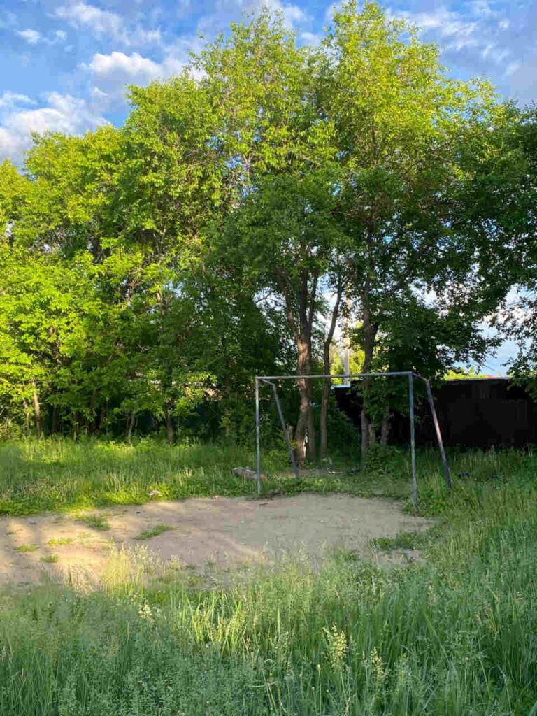 Заброшенная детская площадка