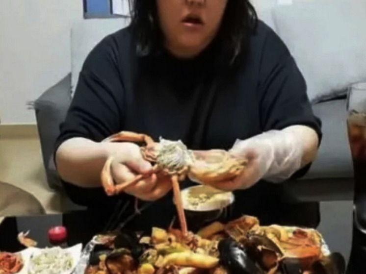 В Китае 24-летняя блогерша умерла в прямом эфире, съев 10 килограммов еды