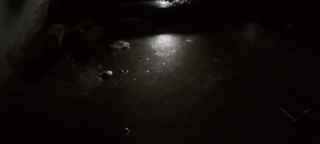 Тындинскую «управляйку» наказали за неокрашенные двери и торчащие провода