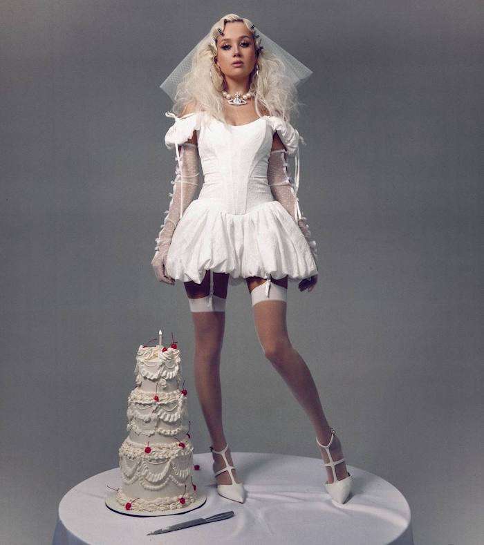 Клава Кока устроила фотосессию в свадебном платье в честь дня рождения