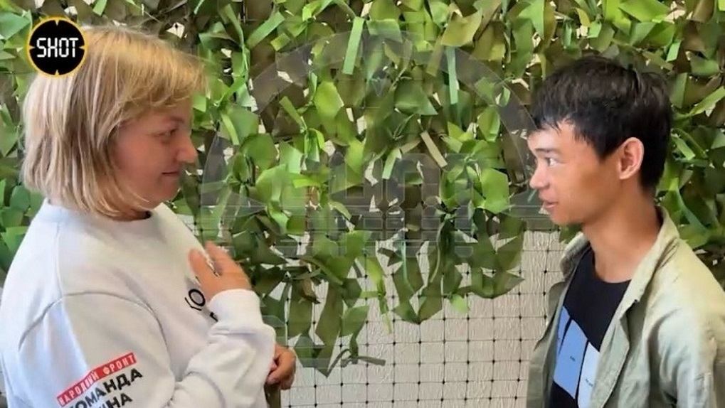 Турист из Китая плетёт в Чите маскировочные сети для СВО