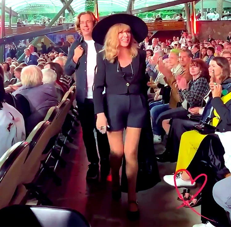 Алла Пугачёва появилась на фестивале Лаймы Вайкуле в мини-шортах 