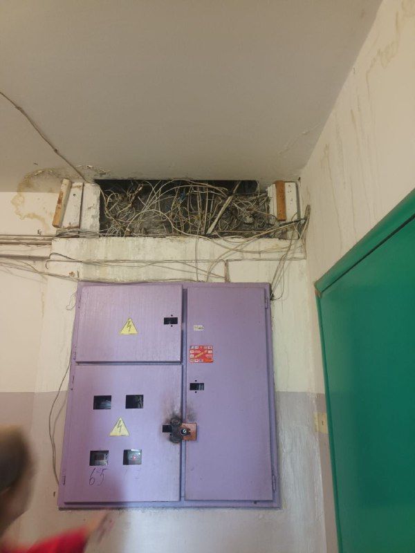 Тындинскую «управляйку» наказали за неокрашенные двери и торчащие провода