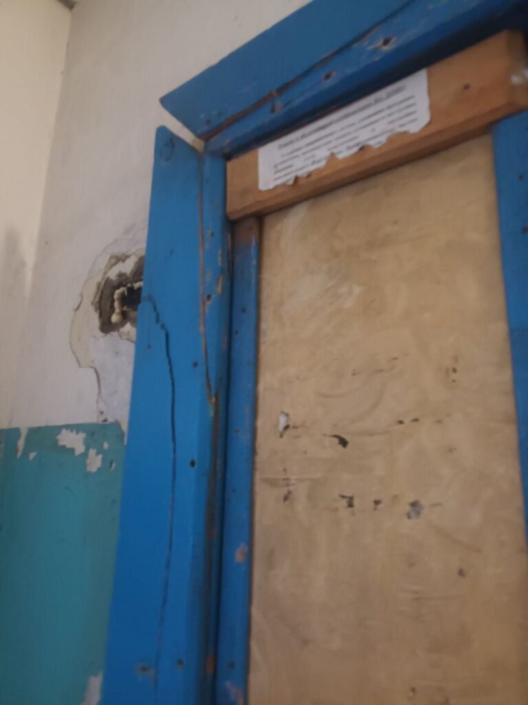 Тындинскую «управляйку» наказали за неокрашенные двери и торчащие провода