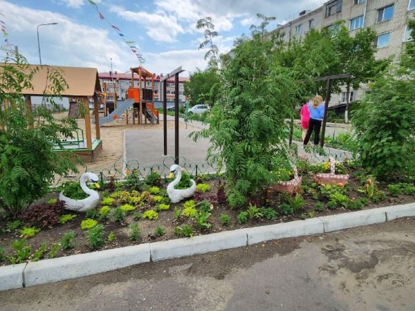 Душевно о любви: во дворах Благовещенска появились тематические клумбы