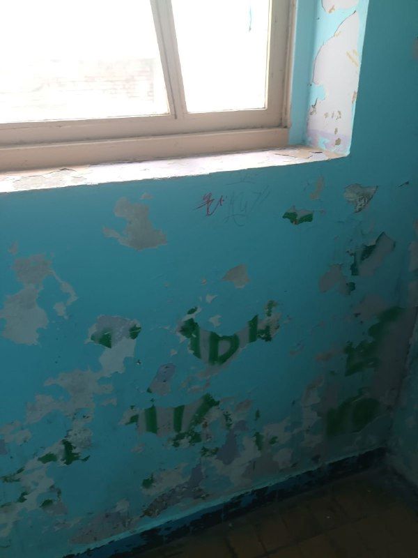 Тындинскую «управляйку» наказали за неокрашенные двери и торчащие провода