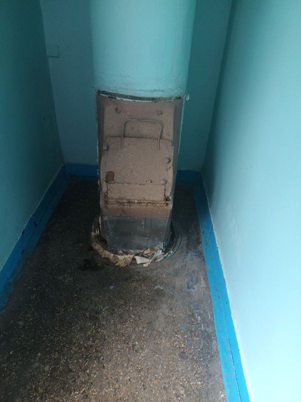 Тындинскую «управляйку» наказали за неокрашенные двери и торчащие провода