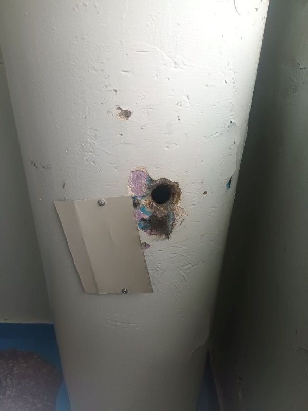 Тындинскую «управляйку» наказали за неокрашенные двери и торчащие провода