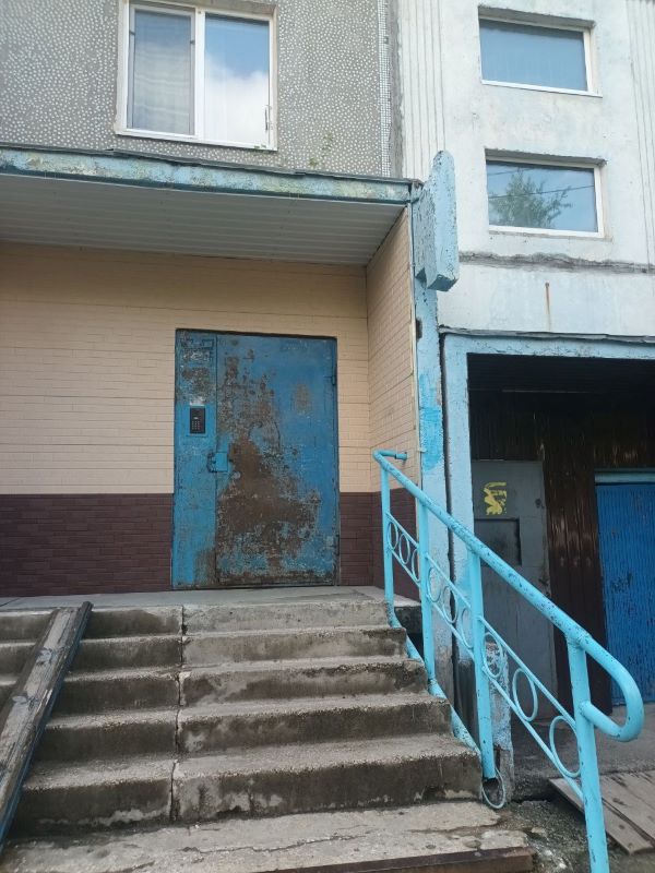 Тындинскую «управляйку» наказали за неокрашенные двери и торчащие провода