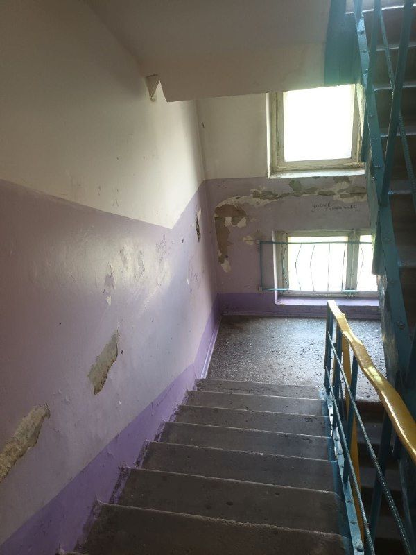 Тындинскую «управляйку» наказали за неокрашенные двери и торчащие провода