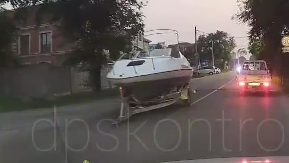 Прицеп на дороге